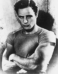 Marlon Brando, como Stanley Kowalski en  Un tranvía llamado deseo. 