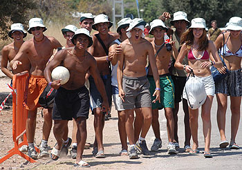  Fibers  con sus gorros, a la entrada del recinto, camino del primer concierto.
