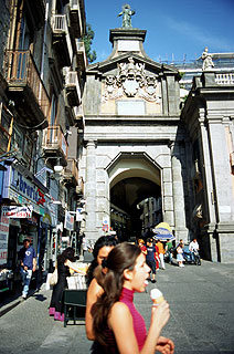 Port'Alba (del duque de Alba), puerta del siglo XVII en la Piazza Dante, Nápoles.