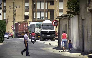 Camiones en pleno barrio de Natzaret, en Valencia, fotografiados el pasado viernes.
