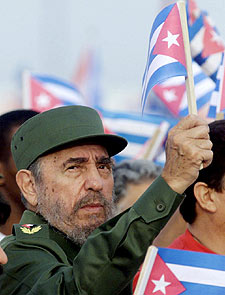 Fidel Castro hace ondear una bandera cubana en una manifestación en La Habana en julio de 2002.
