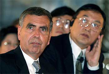 Yang  Yuanqing (der.), y  Gerald Levin, de AOL Time Warner.