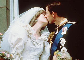 Diana y Carlos de Inglaterra se besan en el balcón de Buckingham Palace el día de su boda.