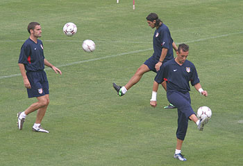 Carreras, Correa y Pindado, en un entrenamiento para descartados en Majadahonda.