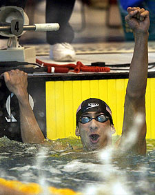 Michael Phelps celebra eufórico la consecución del récord mundial de 200 estilos.