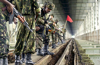 Soldados del Ejército indio vigilan las vías ferroviarias en el puente de Saraighat, en Gauhati, India.