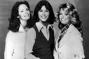 De izquierda a derecha, Jaclyn Smith, Kate Jackson y Farrah Fawcet-Majors,  Los ángeles de Charlie   en su versión para televisión de los años setenta. 