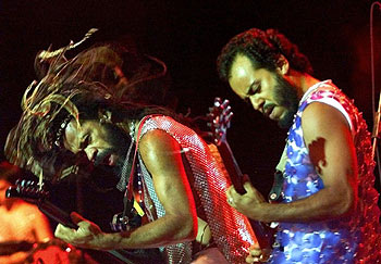 Carlinhos Brown, a la izquierda, en un concierto celebrado en el Conde Duque de Madrid.