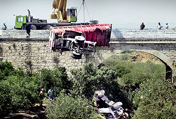 Muere el conductor de un camión al caer en un barranco