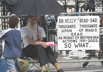Un hombre protesta contra la guerra de Irak ante los juzgados donde se desarrollan las sesiones del  caso Kelly. 