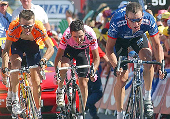 De izquierda a derecha, Haimar Zubeldia, Joseba Beloki y Lance Armstrong disputan un  sprint  en el Tour 2003.