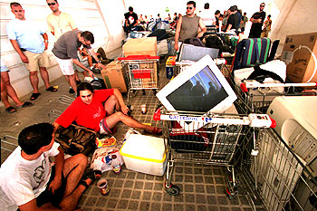 Llegada de jóvenes internautas al Campus Party de Valencia.