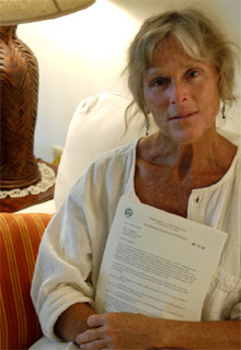 La  escudo humano  Faith Fippinger.