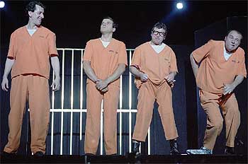 Una escena de  666,   del grupo de teatro Yllana, representada en la estación de metro de Avenida de la Ilustración. 