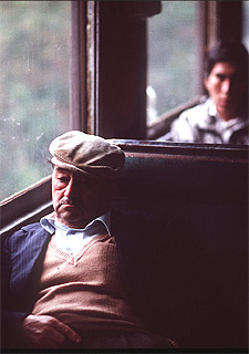 Viajeros en un vagón del tren  Estrella del Valle. 