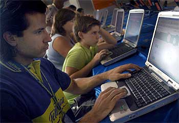 El atleta Yago Lamela se ha mezclado con los internautas en la Campus Party de Valencia.