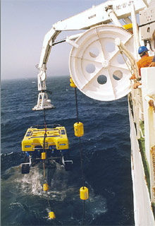 El robot  Nereus IV,  transportado por el  Teneo , antes de sumergirse.
