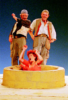 Tres de los intérpretes de la ópera  L'Upupa. 