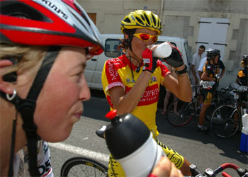 Joane Somarriba, junto a otras ciclistas, bebe durante el Tour femenino.
