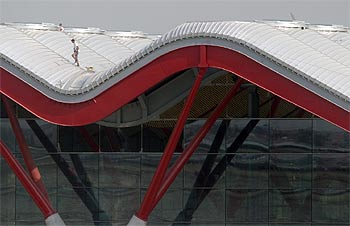 Las obras de ampliación del aeropuerto de Barajas continúan, y el aeródromo tiene desde ayer una nueva plataforma para el estacionamiento de las aeronaves. El ministro de Fomento, Francisco Álvarez-Cascos, y el alcalde de la capital, Alberto Ruiz-Gallardón, inauguraron ayer la plataforma del dique este y aseguraron que la nueva terminal (en la foto) y dos nuevas pistas del aeropuerto podrán usarse a finales de 2004