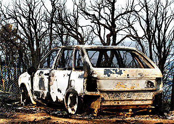 Un coche calcinado, ayer, en Maçanet de la Selva.
