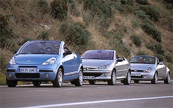 Tres descapotables de bolsillo con soluciones diferentes. De izquierda a derecha: carrocería más alta y transformable en el Pluriel; línea estilizada y techo retráctil en el 206 C-C; imagen de   spider   en el Streetka.