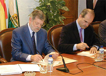 Juan Carlos Rodríguez Ibarra y Manuel Chaves firman el protocolo para colaborar en   software   libre.