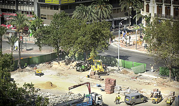 Últimas horas de los puestos de flores de la plaza del Ayuntamiento de Valencia