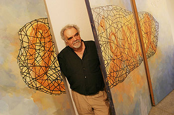 Guinovart posaba ayer entre las piezas de su tríptico  Estilo. 