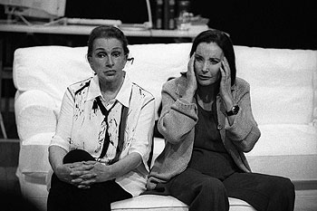 Amparo Rivelles (izquierda) y Nuria Espert, durante un ensayo de 'La brisa de la vida'.