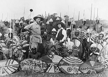 Martin y Osa Johnson, durante el rodaje del documental 'Simba' en 1928.