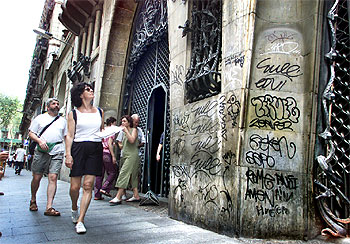 La fachada del Palau Güell no se salva de las pintadas