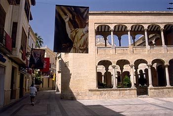 Junto al claustro de la catedral cuelgan carteles de la exposición 'Semblantes de la vida', que permanecerá abierta hasta diciembre en Orihuela (Alicante).