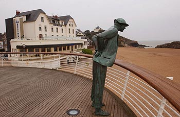 Estatua del inolvidable Monsieur Hulot junto al hotel de la Playa, en Nantes, donde Jacques Tati filmó y protagonizó 'Las vacaciones de Monsieur Hulot'.