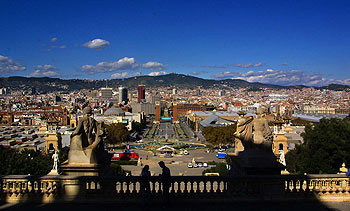 Barcelona, con la plaza de Espanya en primer plano, y al fondo, Montjuïc.
