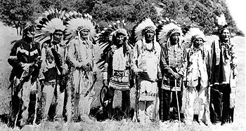 Imagen del espectáculo de escenificación anual de la batalla de Little Big Horne en los terrenos donde tuvo lugar.