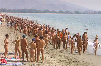 800 nudistas desafían al Gobierno con la marcha de Vera