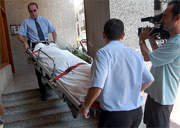 Los servicios funerarios retiran el cadáver del naturópata Manuel Culla Pérez, ayer en Castellón.
