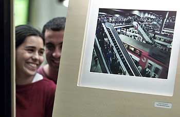 Una pareja tras la fotografía  Todo es   movimiento,  de Carlos Jaime Bertrán Expósito, una de las expuestas en Bilbao.