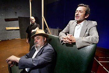 De izquierda a derecha, Mingo Ràfols, Carles Canut y Boris Ruiz, en un ensayo de 'Mestres antics'.