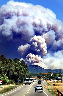 Una gran columna de humo del incendio de Castell Platja d'Aro vista desde la carretera entre Llagostera y Platja d'Aro