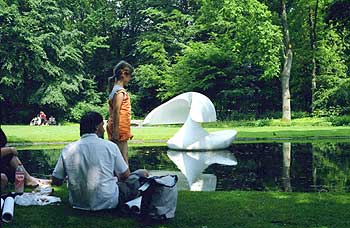 Un 'cisne' emerge del estanque del jardín de esculturas del Museo Kröller-Müller, en Holanda, que cuenta con obras al aire libre de, entre otros, Jean Arp.