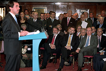 En primer término, Jaime Mayor Oreja, Mariano Rajoy y Rodrigo Rato, en el acto de presentación de FAES por Aznar,  en noviembre de 2002.