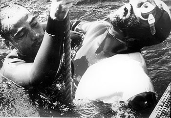 Un fotograma de   El gran azul,   filme inspirado en la vida de Mayol, con Jean-Marc Barr en el papel del buceador y Jean Reno en el de su eterno rival italiano.