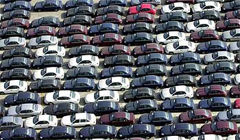 Aparcamiento de vehículos de Daewoo Motor en la ciudad coreana de Inchon.