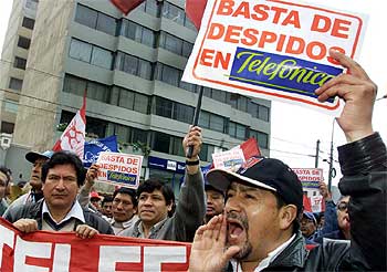Trabajadores de Telefónica en Perú se manifiestan en contra de los despidos.