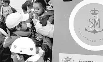 Un grupo de inmigrantes llega a Tarifa, ayer, a bordo de una patrullera de Salvamento Marítimo.