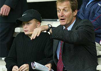 Alastair Campbell, dimitido jefe de prensa de Blair, y su hijo, el sábado, en un partido de fútbol en Turf (Inglaterra).