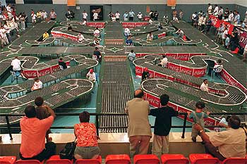 Vista panorámica de las pistas de  scalextric  montadas este fin de semana en el polideportivo de La Canaleja de Alcorcón.