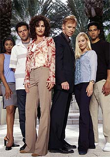 El equipo de  CSI: Miami,  con David Caruso (tercero por la derecha) al frente.